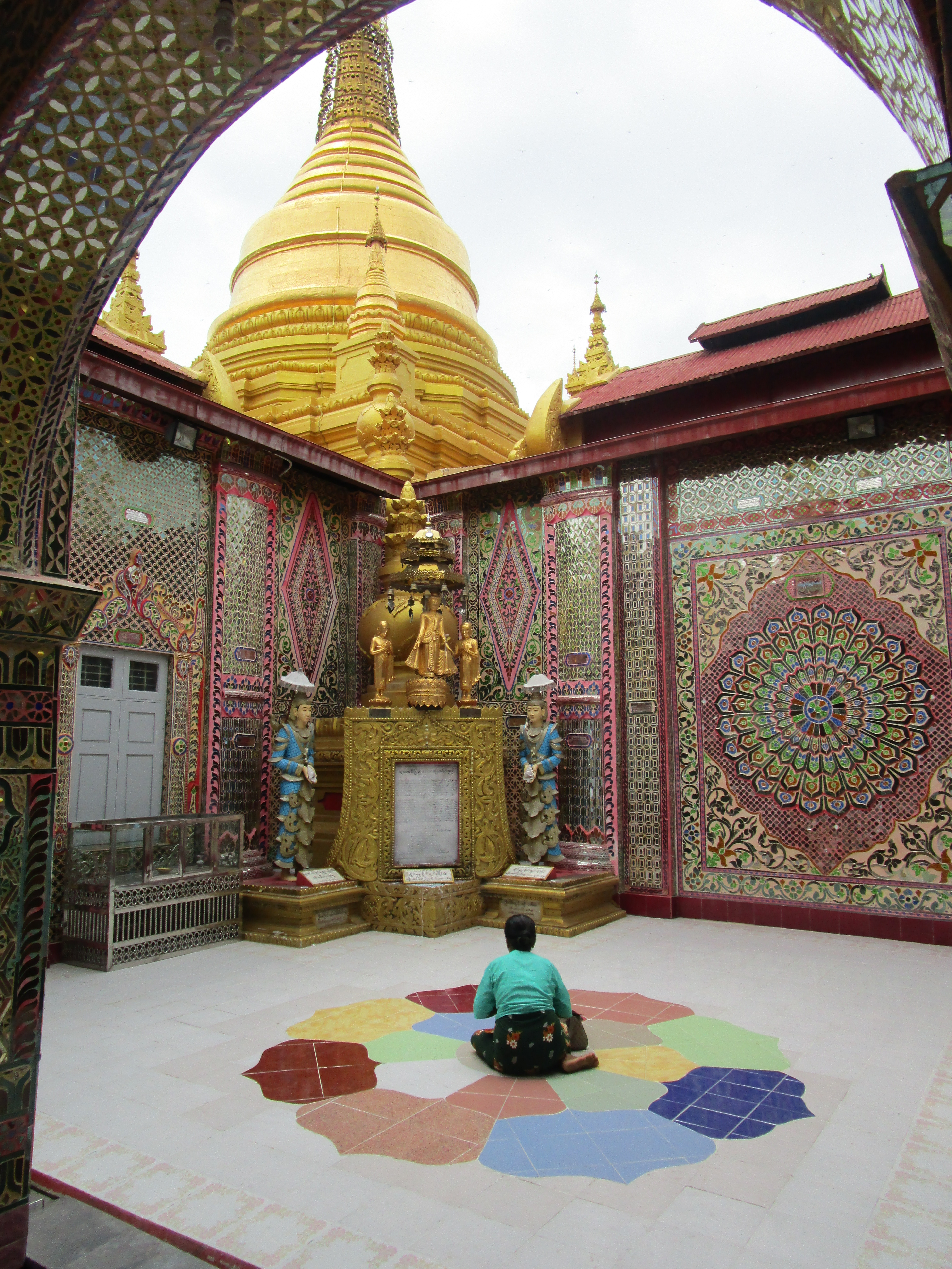 mandalay-hill-worshipper